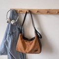 Sac hobo minimaliste en daim marron caramel et cuir foncé avec fermeture éclair - Brun Sans Pendentif