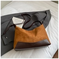 Borsa a spalla in pelle scamosciata marrone su una giacca grigia elegante - Marrone (Senza Ciondolo)