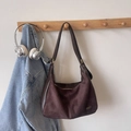 Sac cabas minimaliste marron foncé en daim et cuir lisse suspendu à un crochet en bois - Café sans pendentif
