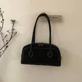 Détail du sac sous le bras en daim noir avec surpiqûres blanches et double fermeture éclair - Noir