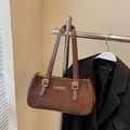 Sac baguette rétro marron foncé en daim mat avec boucles dorées et bandoulière - Sans Pendentif / Café