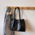 Minimalistische schwarze Totebag aus Kunstleder mit Kordelzug und Vintage-Schultergurten - Schwarz ohne Anhänger
