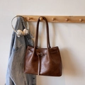 Retro brown oversized shoulder tote bag in wrinkled faux leather with buckle strap - Brown No Pendant