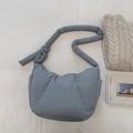 Dettaglio della borsa a nuvola trapuntata blu con trama imbottita e tracolla a nodo - Grigio