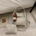 Ensemble sac seau beige avec mini porte-monnaie et charme glace en peluche sur lit - Blanc Avec Pendentif