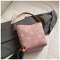 Sac fourre-tout rose en daim avec motifs de flocons de neige et poignées en cuir beige - Rose
