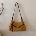 Detail van hobo schoudertas in gember mat leer met contrasterende donkerbruine riem - Geelbruin
