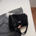 Schicke schwarze Wildleder-Schultertasche mit Silberkette und rechteckigem Logo-Schild - Ohne Anhänger / Schwarz