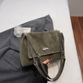 Retro grüne Umhängetasche mit matter Textur, Metallkette und Logo-Plakette für Damen - Ohne Anhänger / Grün