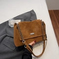 Braune Wildleder-Kettenschultertasche mit Metalllogo und zeitlosem Retro-Minimalismus - Ohne Anhänger / Braun