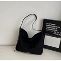 Detalle del bolso hobo de ante negro con pequeño logo de cuero y correa ajustable para hombro - Negro