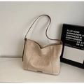 Detalle del bolso tote de ante beige con textura de alta calidad y correa de cuero marrón - Blanco