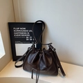 Detalle del bolso tote acolchado marrón oscuro con cordón ajustable y bolsillo con cremallera - Café