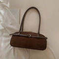 Detalle del bolso baguette vintage de ante marrón oscuro con hebilla decorativa - Marrón
