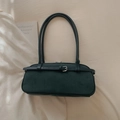 Primer plano del bolso baguette de ante verde azulado con hebilla plateada y correas - Verde Turquesa