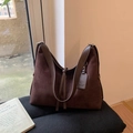 Détail du grand sac cabas en daim marron foncé avec bandoulière en cuir lisse - Suède Café