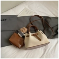 Detalle del bolso tote de ante con hebilla de cuero y amuleto de osito de peluche - Blanco Crema con Colgante