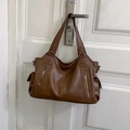 Vue détaillée d'un sac cabas marron avec fermetures éclair argentées et poches latérales - Marron