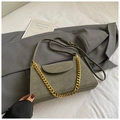 Sac à bandoulière en daim gris-vert avec chaîne dorée et logo sur le rabat chic - Vert