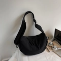Dettaglio della borsa a mezzaluna in nylon nero con doppie cerniere e tracolla larga - Nero