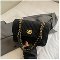 Dettaglio borsa shopper trapuntata in camoscio nero con catena dorata e chiusura in metallo - Nero opaco