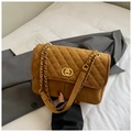 Dettaglio della borsa tote in pelle scamosciata marrone con motivo trapuntato e catena oro - Marrone Opaco