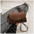 Dettaglio di una borsa quadrata marrone opaca con doppie texture e fibbie in metallo - Marrone Satinato