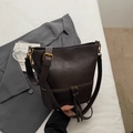 Detail der dunkelbraunen Beuteltasche mit goldener Schnalle und Reißverschluss Quasten - Kaffeebraun