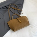Sac fourre-tout minimaliste en daim marron avec boucle dorée et bandoulière longue - Marron