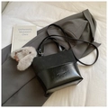 Bolso cubo retro negro de cuero mixto con colgante de conejo gris y bandolera - Negro (Con Colgante)