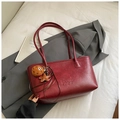 Vintage burgundy tote bag in wrinkled leather with star pendant on a grey blazer - Wine Red With Pendant