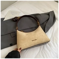 Chique beige suède dumpling tas met bruine lederen accenten en goudkleurige details - Zonder Hanger / Wit
