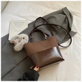 Bolso tipo cubo minimalista marrón oscuro de dos materiales con amuleto de elefante - Café (Con Colgante)