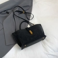 Sac fourre-tout noir mat avec fermoir en métal doré et bandoulière réglable élégante - Noir