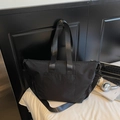 Grande borsa tote in nylon nero per il pendolarismo con spalline larghe e cerniera superiore - Nero