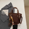 Détail du sac à main tissé marron foncé avec breloque perlée et lanières en cuir - Avec Pendentif / café