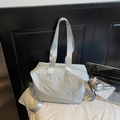 Borsa tote in nylon pieghettato grigio argento con doppi manici in stile minimalista - Grigio