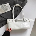 Detalle de cerca de bolso de cuero PU blanco brillante con ojales metálicos y correas dobles - Blanco