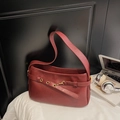 Sac à épaule chic en cuir bordeaux avec boucle dorée pour une mode moderne et sobre - Rouge Vin Sans Pendentif