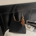 Borsa tote nera opaca con cuciture a contrasto e ciondolo orsetto di peluche marrone - Nero (Con Ciondolo)