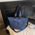 Grande borsa tote in nylon blu scuro impermeabile con tracolla larga e laptop - Blu