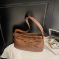 Sac lune en cuir marron rétro avec détails d'anneaux dorés et boucle métallique femme - Café sans pendentif