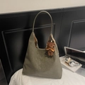 Borsa hobo in ecopelle verde oliva con un simpatico ciondolo a forma di orsetto bruno - Verde (Con Ciondolo)