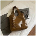 Détail d'un sac cabas marron foncé brillant avec œillets à lacets et mini poche zippée fonctionnelle - Noir