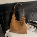 Borsa tote in camoscio marrone capiente con ciondolo a forma di orsetto e nappa intrecciata - Marrone (Con Ciondolo)