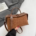 Detail der braunen Handtasche mit Leopardenmuster, Doppelreißverschluss und Gurt - Brauner Leopard