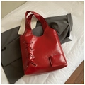 Détail du sac fourre-tout rouge rétro avec laçage latéral et poche zippée en métal - Rouge