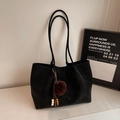 Detail of black matte tote bag with wooden beads and brown faux fur pom pom charm - With Pendant / Black