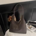 Borsa tote in pelle scamosciata marrone scuro stile hobo con ciondolo a orsetto - Caffè (Con Ciondolo)