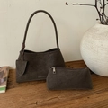 Borsa a mano retrò in pelle scamosciata marrone scuro su tavolo in legno rustico - Ebano